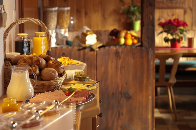 brasserie-ROQUESTERON-min_breakfast_buffet_food_restaurant_meal_hotel_plate_fresh-718745